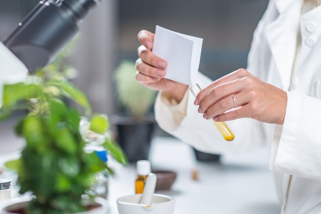 Análisis de calidad del CBD en el laboratorio de MediLeaf
