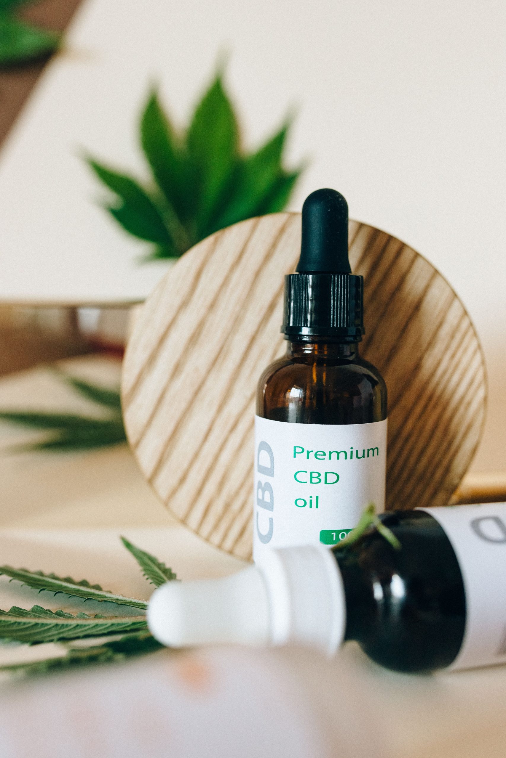Bote gotero de aceite de CBD para uso cosmético tópico, representando la calidad de laboratorio de MediLeaf